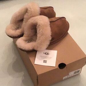 Scuff Sis UGG Tan and Cream Sheepskin Slippers 
Size 8 Scuff Sis Slippers